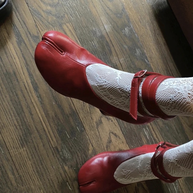 Vintage Fashion In 2026 - รองเท้าส้นสูงแบบสวมเปิดนิ้วเท้า ดีไซน์แบรนด์เนม หนังสีแดง สายรัดแบบหัวเข็มขัด ทรงกลม ส้นหนา